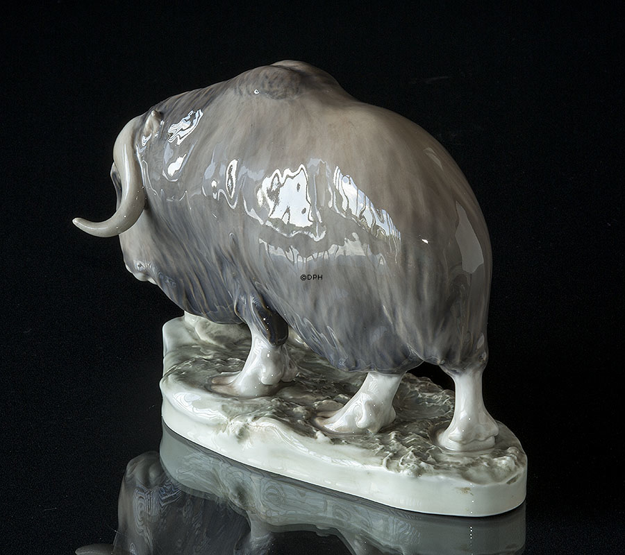 Moskusokse, Royal Copenhagen figur 530 (1894-1922) Repareret v/hornene (Meget sjælden)