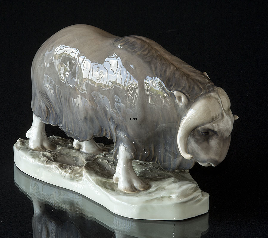 Moskusokse, Royal Copenhagen figur 530 (1894-1922) Repareret v/hornene (Meget sjælden)