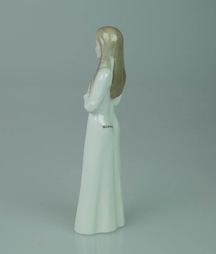 Konfirmand med hvid kjole nr. 5605