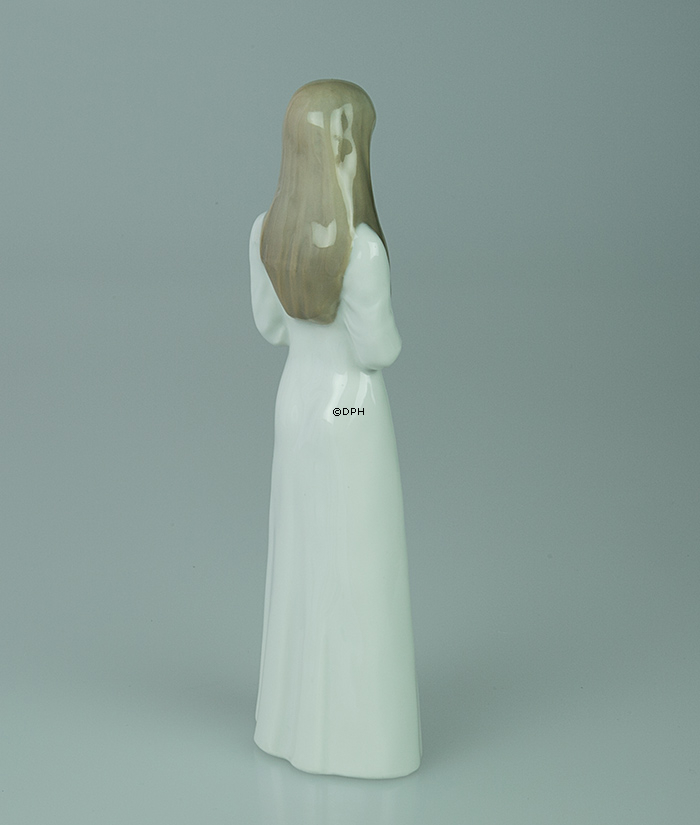 Konfirmand med hvid kjole nr. 5605