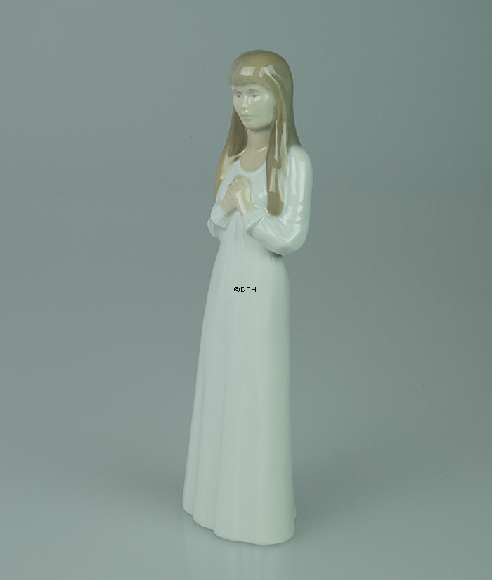 Konfirmand med hvid kjole nr. 5605