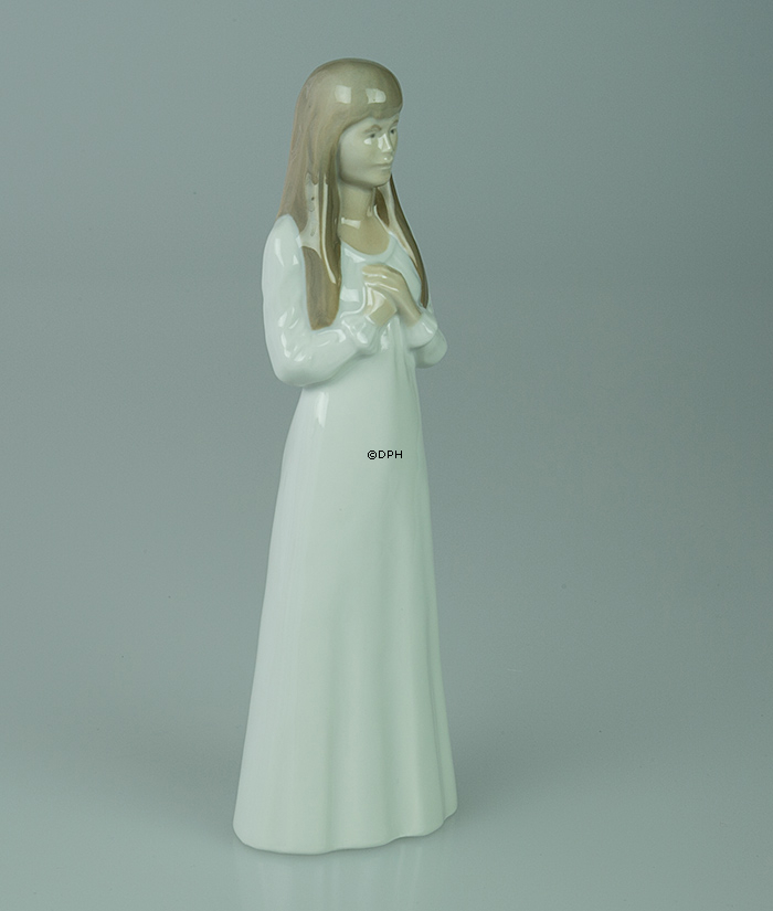 Konfirmand med hvid kjole nr. 5605