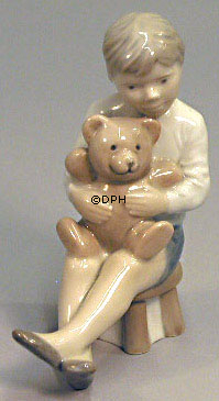 Dreng med Bamse, Royal Copenhagen figur nr. 5652
