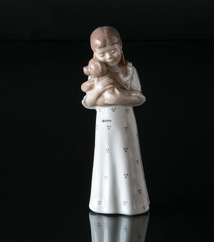 Pige i natkjole med bamse, Royal Copenhagen figur nr. 5655