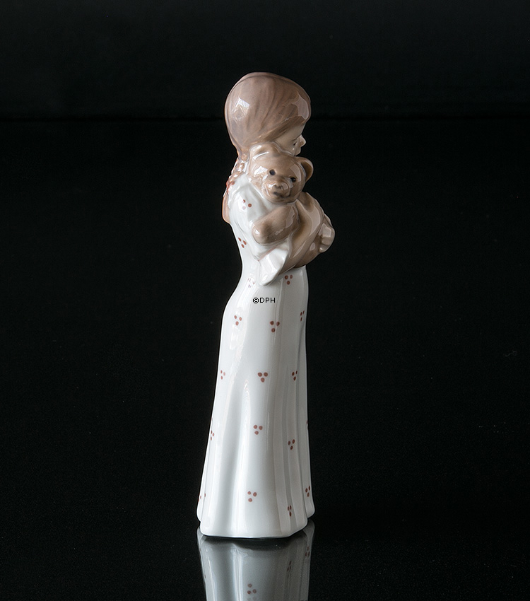 Pige i natkjole med bamse, Royal Copenhagen figur nr. 5655
