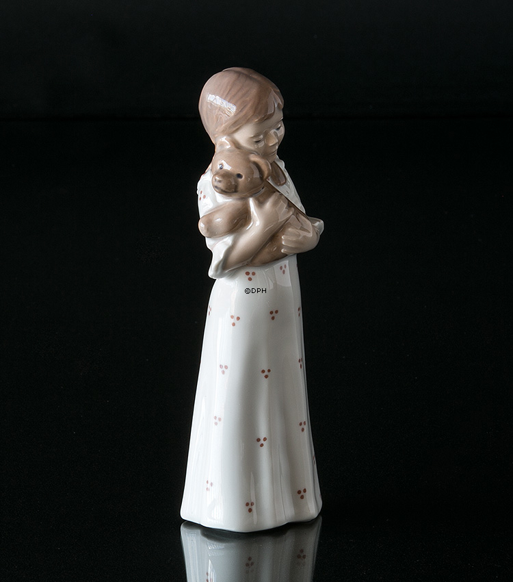 Pige i natkjole med bamse, Royal Copenhagen figur nr. 5655