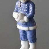 Pige i nissetøj med snebold, Royal Copenhagen figur nr. 5656