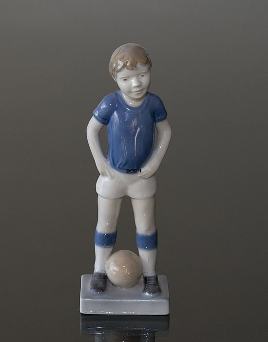 Dreng med fodbold, Royal Copenhagen figur nr. 5657