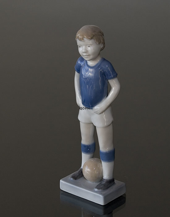 Dreng med fodbold, Royal Copenhagen figur nr. 5657