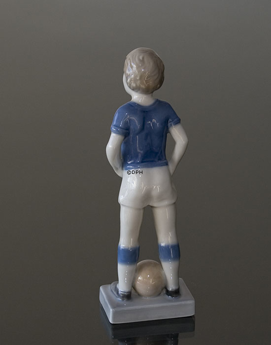 Dreng med fodbold, Royal Copenhagen figur nr. 5657