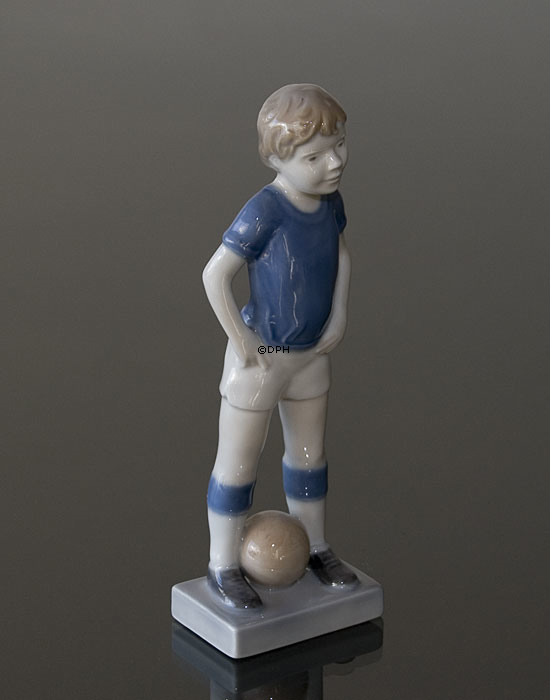 Dreng med fodbold, Royal Copenhagen figur nr. 5657
