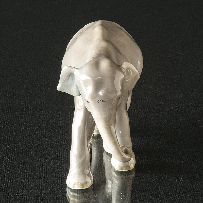 Stående elefant, Lille Royal Copenhagen figur nr. 599 (1870-1890) slibning v/øre