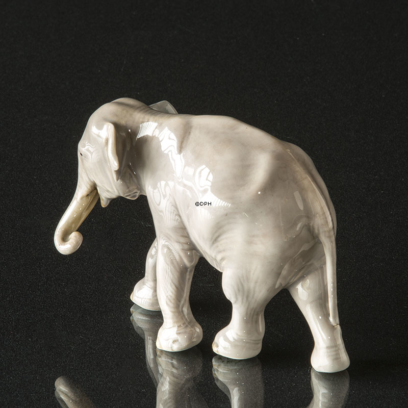 Stående elefant, Lille Royal Copenhagen figur nr. 599 (1870-1890) slibning v/øre