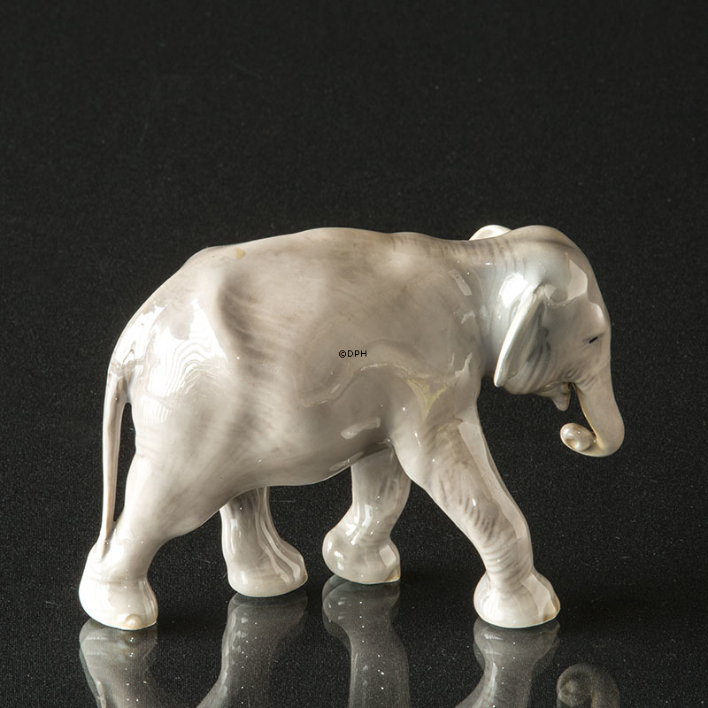 Stående elefant, Lille Royal Copenhagen figur nr. 599 (1870-1890) slibning v/øre