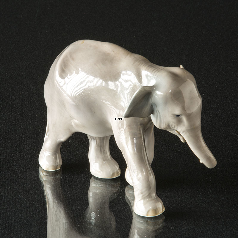 Stående elefant, Lille Royal Copenhagen figur nr. 599 (1870-1890) slibning v/øre