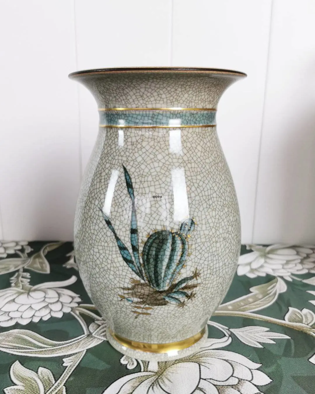Krakkeleret (craquele) vase, Royal Copenhagen nr. 600-2490 med kaktus motiv