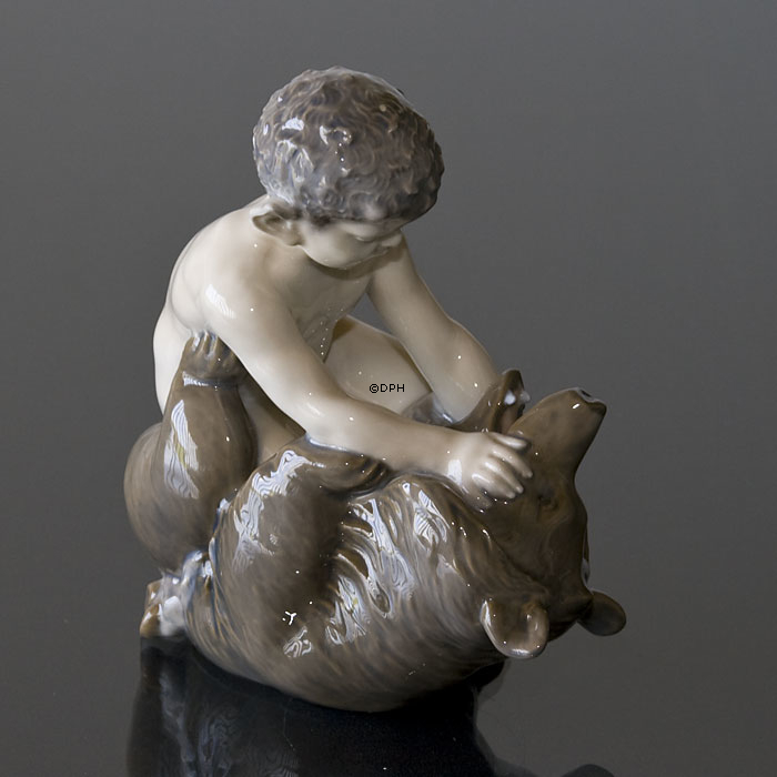 Faun med bjørn, Royal Copenhagen figur nr. 648