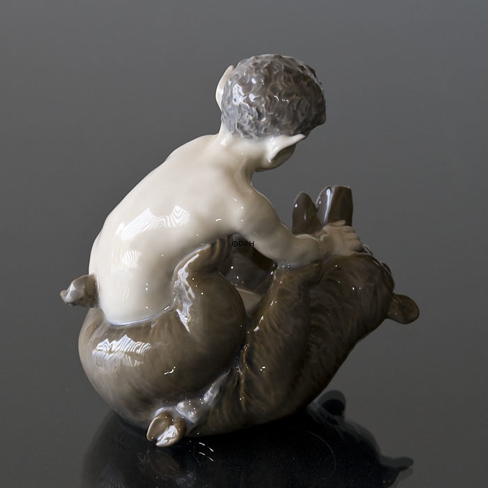 Faun med bjørn, Royal Copenhagen figur nr. 648