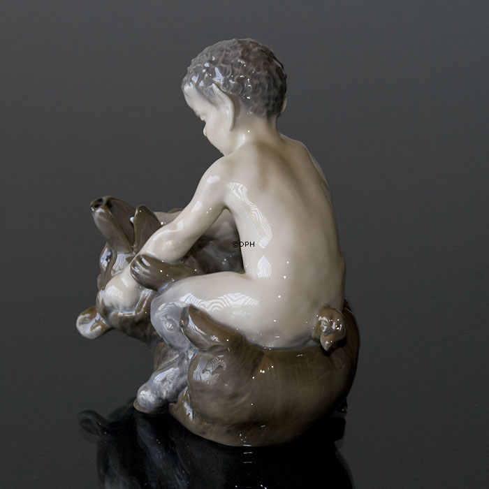 Faun med bjørn, Royal Copenhagen figur nr. 648