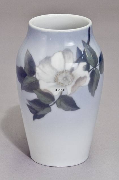 Vase med vildrose, Royal Copenhagen nr. 693-88-B
