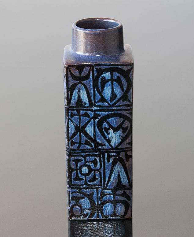 Fajance vase designeret Nils Thorssen, Royal Copenhagen nr. 704-3259