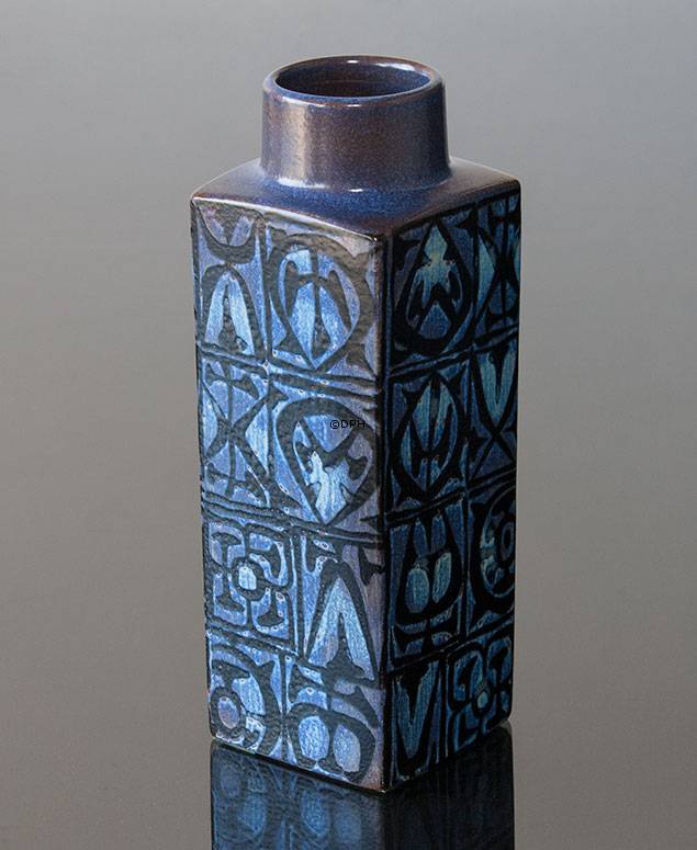 Fajance vase designeret Nils Thorssen, Royal Copenhagen nr. 704-3259