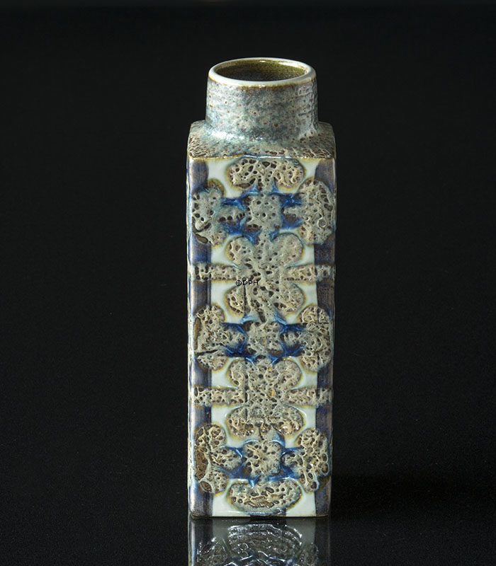Fajance vase af Nils Thorssen, Royal Copenhagen nr. 711-3455