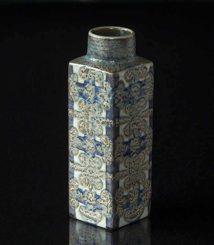 Fajance vase af Nils Thorssen, Royal Copenhagen nr. 711-3455
