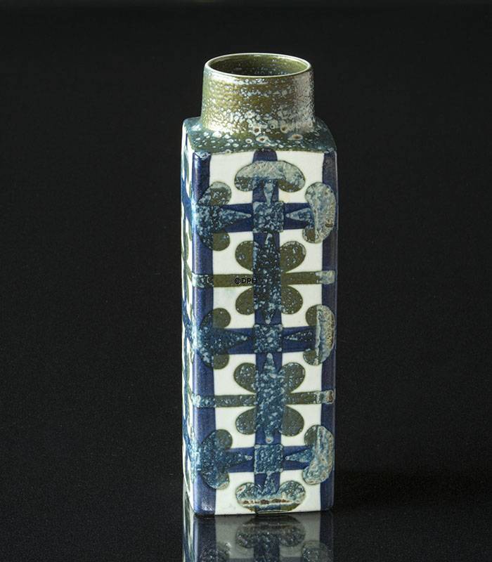 Fajance vase af Nils Thorssen, Royal Copenhagen nr. 711-3455