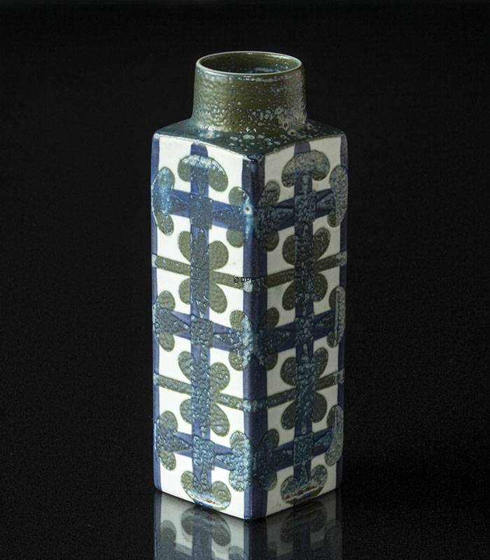 Fajance vase af Nils Thorssen, Royal Copenhagen nr. 711-3455
