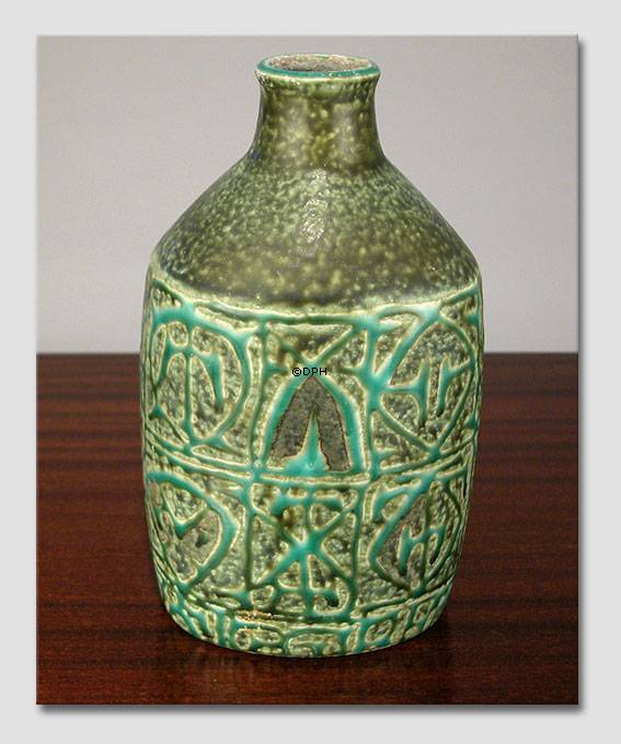 Fajance vase af Nils Thorssen, Royal Copenhagen nr. 712-3208