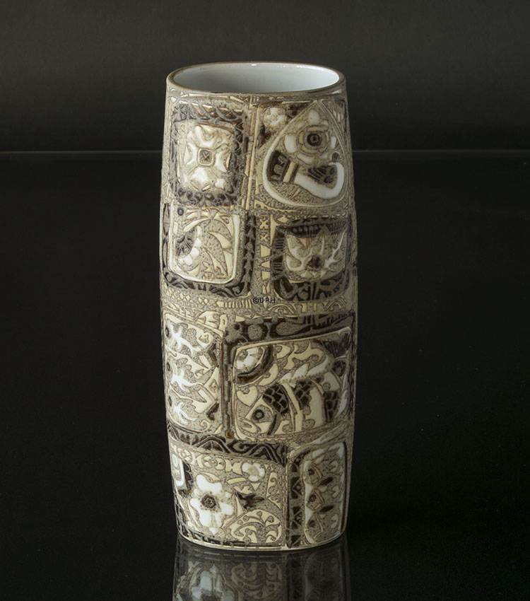 Baca Fajance oval vase 29cm, designet af Nils Thorssen, Royal Copenhagen nr. 719-3116
