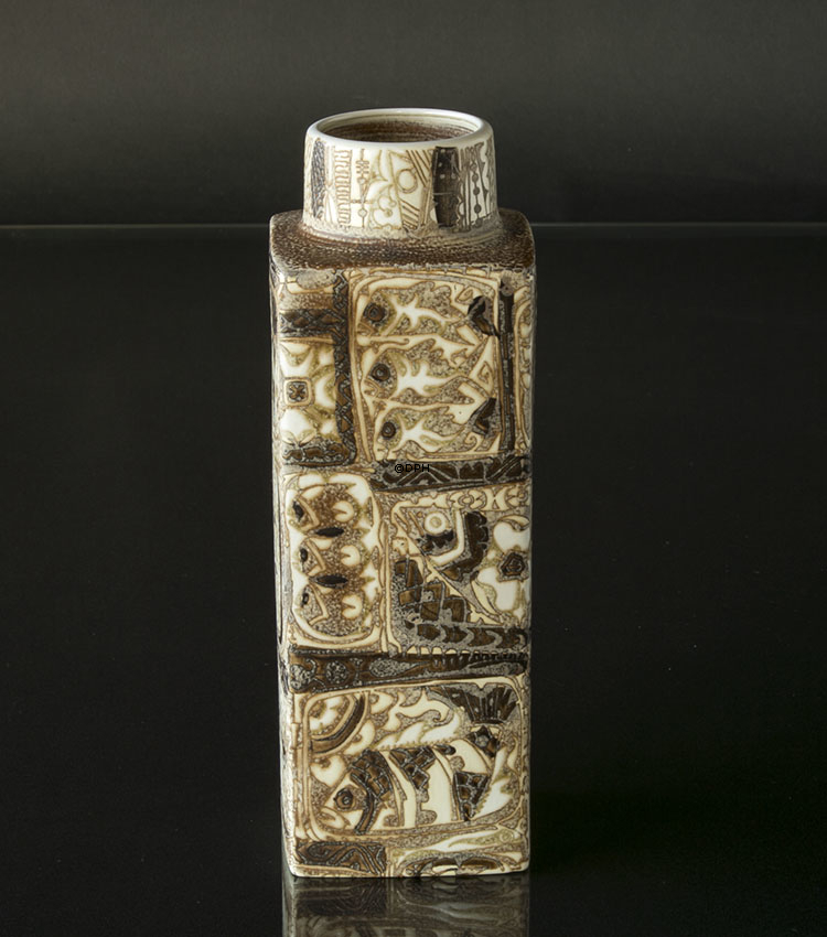 Baca Fajance vase 28cm, designet af Nils Thorssen, Royal Copenhagen nr. 719-3475