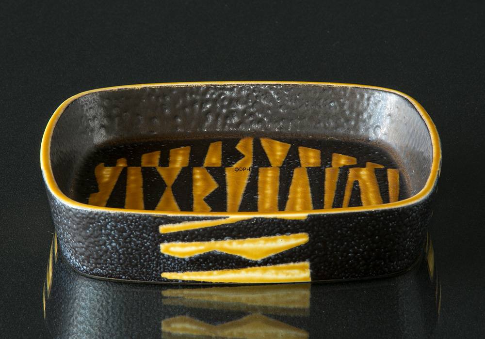 Fajance fad i sort og gul af Nils Thorssen, Royal Copenhagen nr. 730-2883