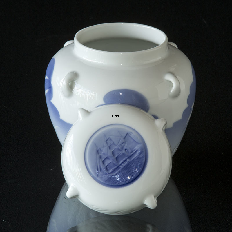 Royal Copenhagen lågkrukke nr. 74 med måger og skibsmotiv, stor