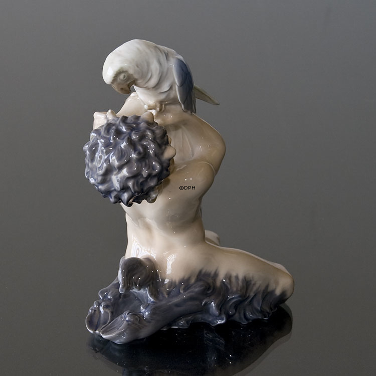 Faun med papegøje, Royal Copenhagen figur nr. 752