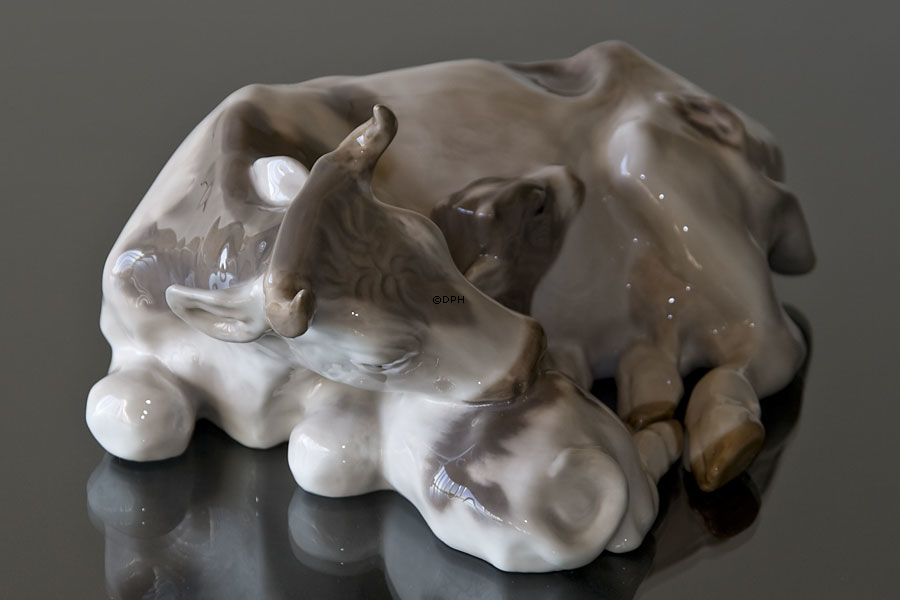 Ko med kalv, Royal Copenhagen figur nr. 800