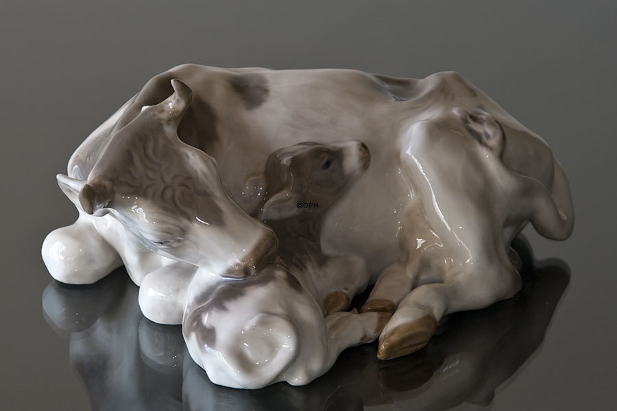 Ko med kalv, Royal Copenhagen figur nr. 800
