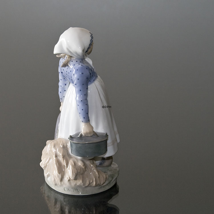 Bondepige, Royal Copenhagen figur nr. 815