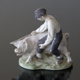 Schweinehirt führt das Schwein, Junge mit Schwein, Royal Copenhagen Figur Nr. 848
