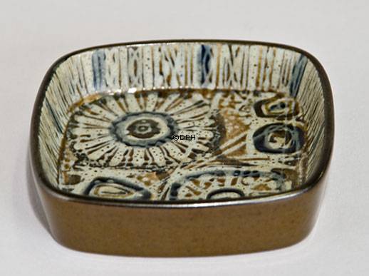 Fajance skål af Nils Thorssen, Royal Copenhagen nr. 870-2882