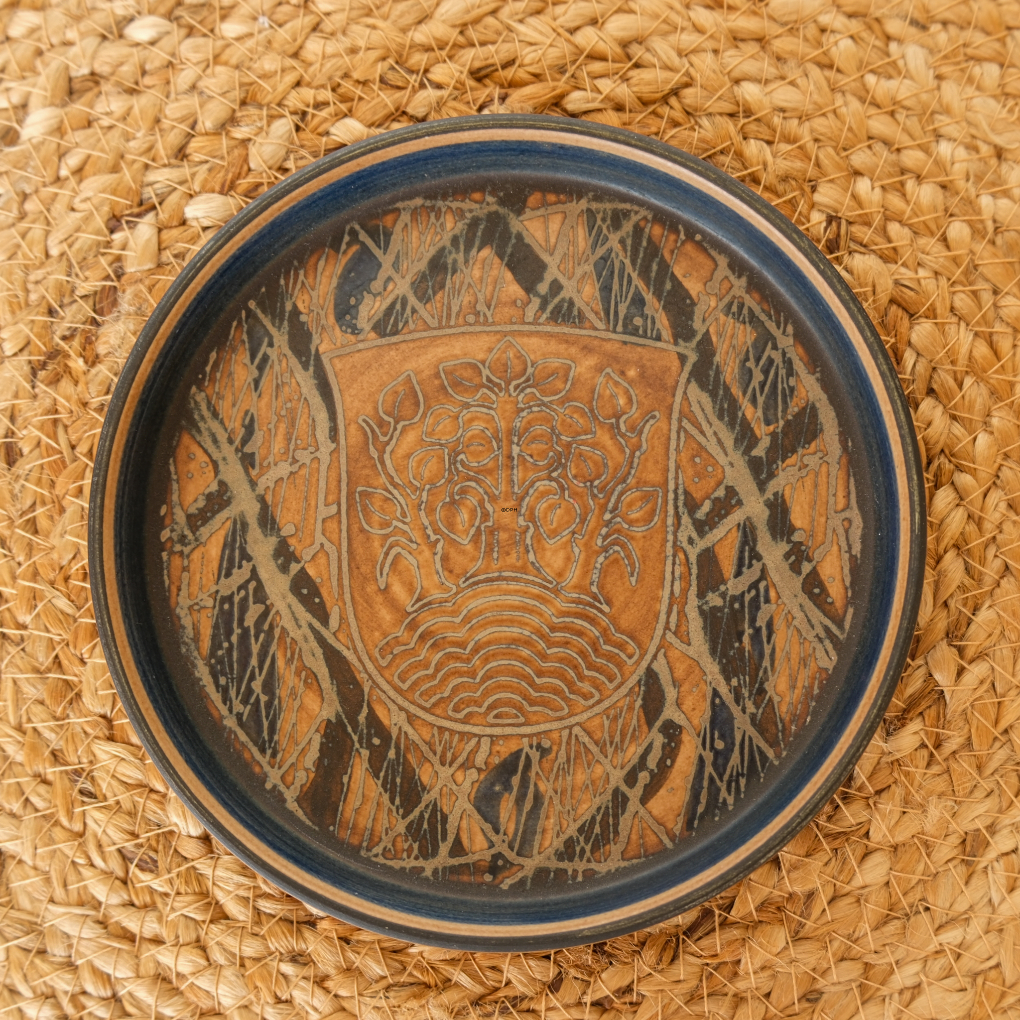 Unik fajanceskål med våbenskjold, Royal Copenhagen nr. 3290