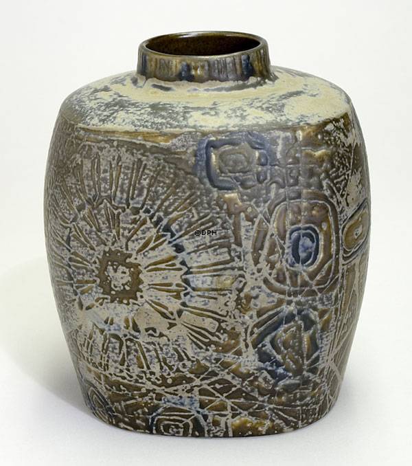 Fajance vase af Nils Thorssen, Royal Copenhagen nr. 870-3751