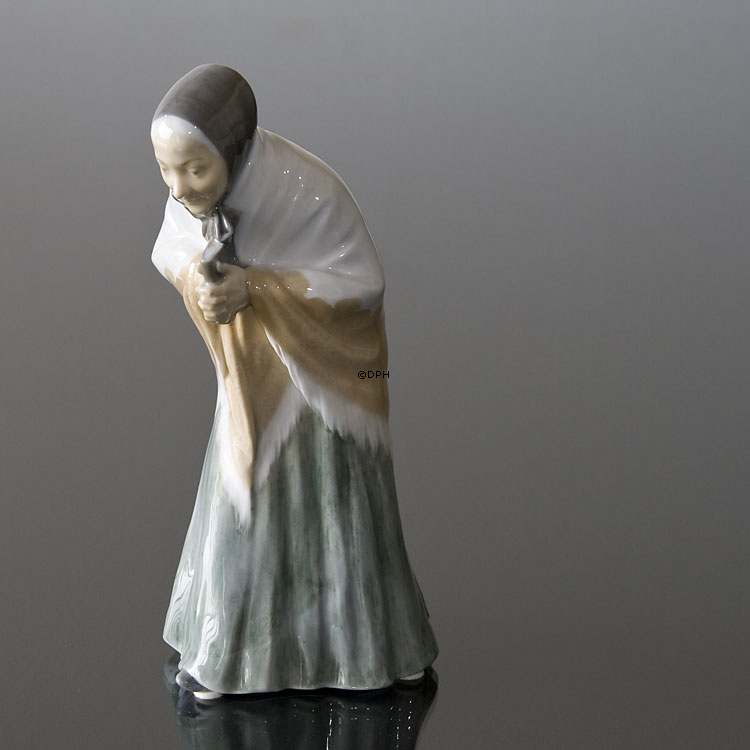 Kirkegængerske, Royal Copenhagen figur nr. 892