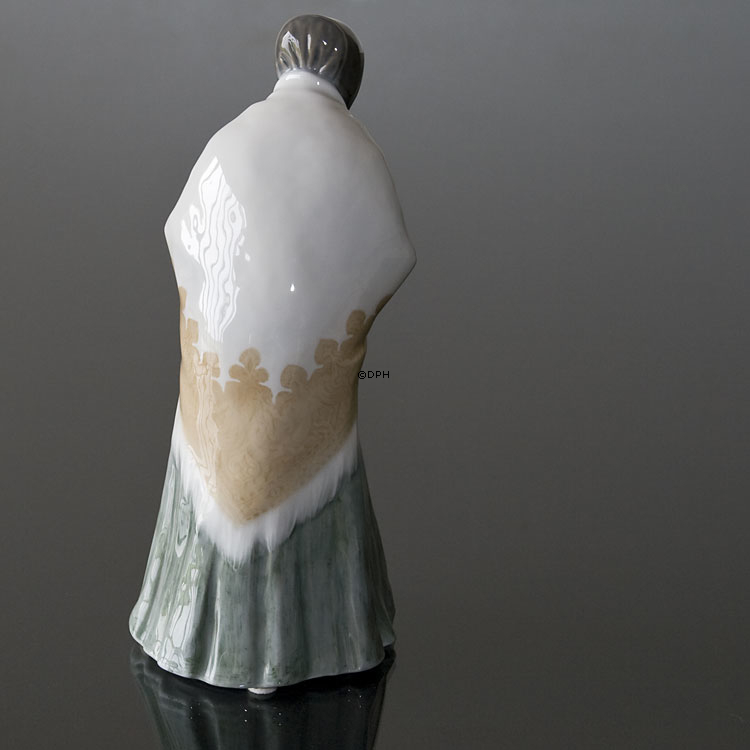 Kirkegængerske, Royal Copenhagen figur nr. 892