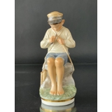 Hyrdedreng, Overglasur, Dreng der snitter i gren. Royal Copenhagen figur nr. 905