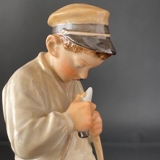 Hyrdedreng, Overglasur, Dreng der snitter i gren. Royal Copenhagen figur nr. 905