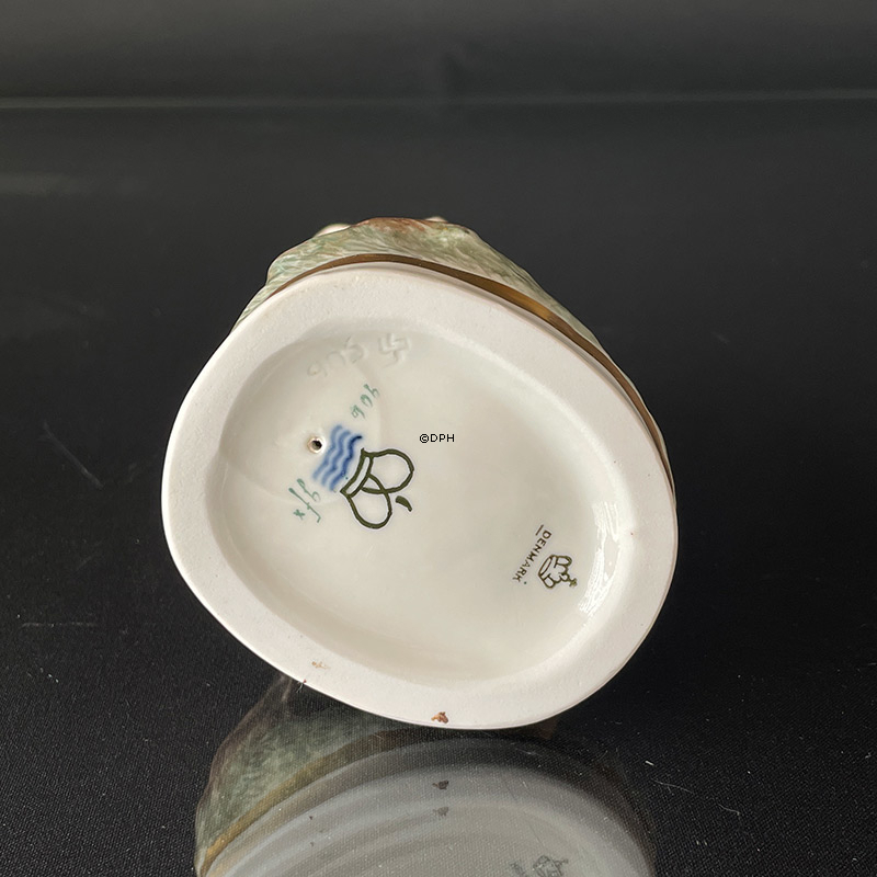 Hyrdedreng, Overglasur,  Dreng der snitter i gren. Royal Copenhagen figur nr. 905