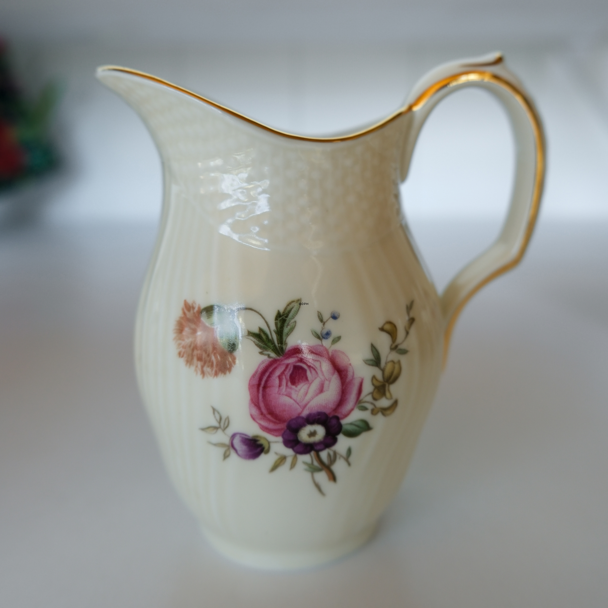 Royal Copenhagen Frijsenborg flødekande nr. 910-1865 m/blomsterrmotiv og guldkant