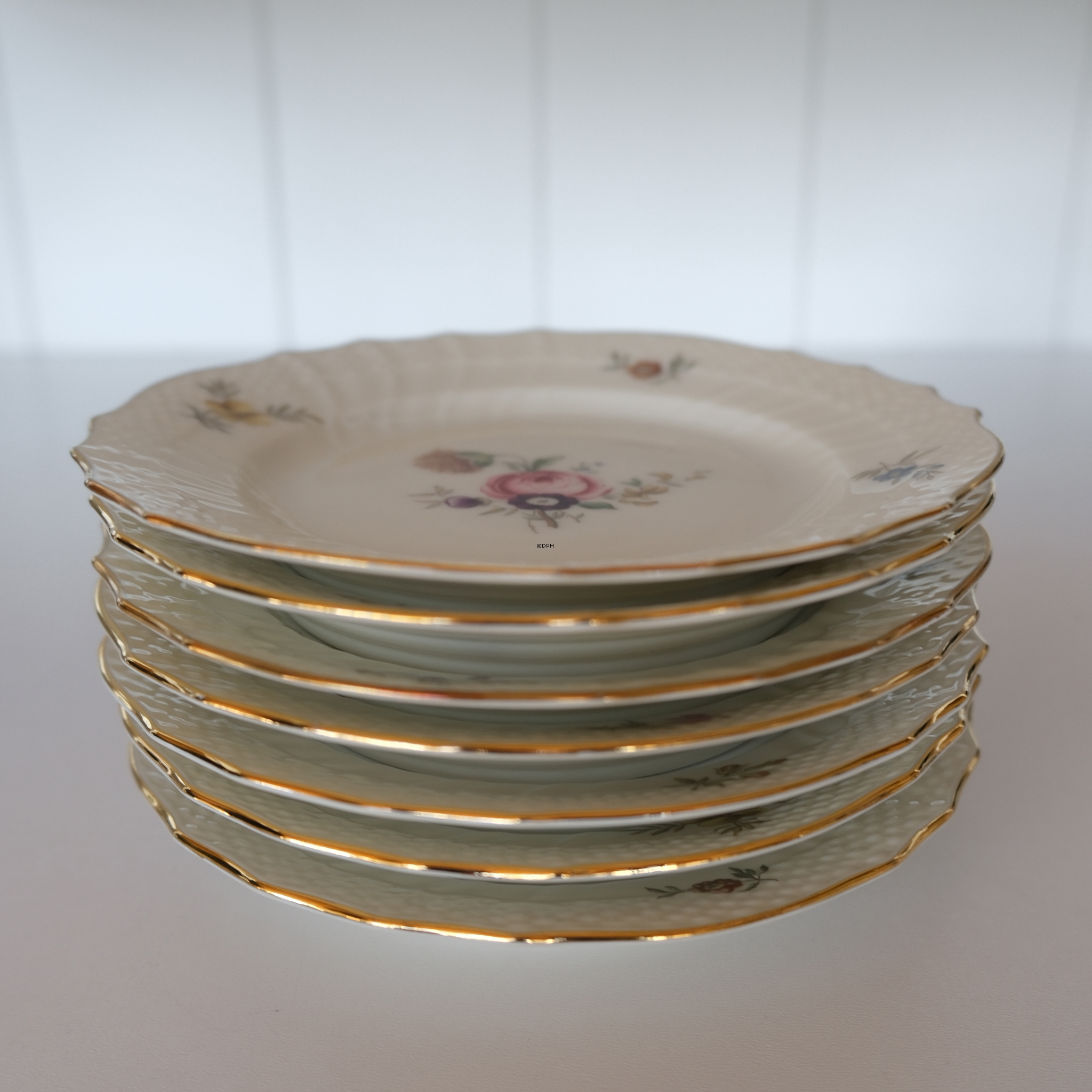 Royal Copenhagen Frijsenborg kagetallerken nr. 910-1626, forskellige blomstermotiver